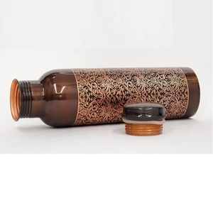 Bouteille d'eau en cuivre pur Avantages pour la santé ayurvédiques faits à la main Verres écologiques étanches pour un usage quotidien - Product Image 1