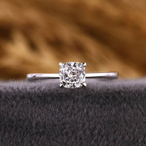 Bague carrée en diamant de laboratoire minimaliste pour femme avec réglage de coussin confortable pour les propositions ou les anniversaires - Product Image 1