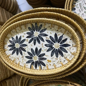 Plateau en rotin tissé à la main traditionnel avec incrustation de coquillages pour la présentation des aliments et le style de table Vietnam - Product Image 1