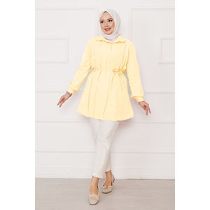 Blusa Islámica de Algodón Amarillo Claro, Estilo Modesto, con Botones Ocultos y Detalle de Pliegues, Diseño Largo Estampado - Product Image 1