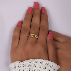 แหวนหมั้นเพชรคู่ทรงหรูหราสำหรับผู้หญิง เพชรเหลืองทรงลูกแพร์ เพชรเลี้ยงในห้องปฏิบัติการ ประดับแบบ Pave Setting คลาสสิก รับรองโดย IGI แพลตตินัม - Product Image 3