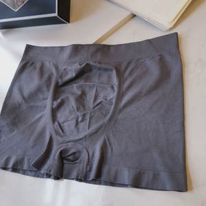 Essentials Caleçon boxeur pour homme sans étiquette Fourniture d'usine Prix bon marché Vente en gros Sous-vêtements pour homme sans couture respirant à haute élasticité - Product Image 2