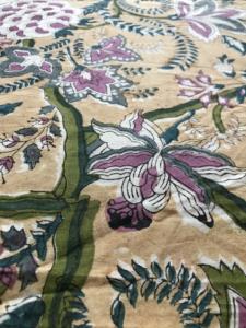 Tissu en coton imprimé à la main, motif floral de vignes Mughal avec motifs multicolores sur fond beige - Product Image 2