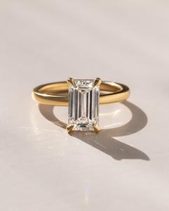 Bague de fiançailles solitaire CZ taille émeraude 7x9mm en or | Bijoux de mariage minimalistes classiques - Product Image 1