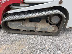 Chargeuse compacte sur chenilles d'occasion Takeuchi TL10V2 d'origine japonaise, mini-chargeuse compacte de 5 tonnes, conforme aux normes EPA et CE, prête à être expédiée depuis l'Autriche. - Product Image 5