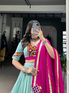 Nuevo diseñador Navratri Lehenga Choli para ropa festiva de mujer con tela de rayón puro Espejo original con encaje por exportación - Product Image 4
