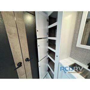 Nouveau modèle 2025 Keystone RV Montana 3901RK avec systèmes électriques avancés, longueur de 42 pieds 4 pouces, 5 glissières - Product Image 3