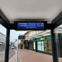 Moniteur LCD industriel étiré de 28 pouces à fixation murale, affiche numérique simple face pour la signalisation de plateforme