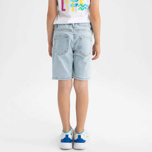 กางเกงขาสั้นสีฟ้าอ่อนแบบทำเก่าสำหรับเด็ก ขายส่ง กางเกงยีนส์คุณภาพสูงสไตล์ฮิปฮอป พร้อมป้ายยี่ห้อและขนาดตามสั่ง - Product Image 4