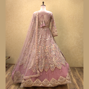 ชุดสีชมพูอินโดตะวันตกแบบบลัชออนพร้อมตาข่ายเนื้อนิ่มสำหรับงานถักทอ zari และเลื่อมจากอินเดีย - Product Image 2