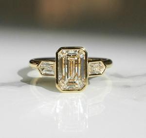 Anillo de Boda de Diamantes de Laboratorio de Tres Piedras para Mujer, 3.00 Ctw, Corte Esmeralda, Anillo de Compromiso con Diamantes Cultivados en Laboratorio, Engaste de Bisel, Joyería Nupcial - Product Image 1