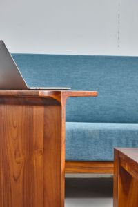 Taburete de teca multifuncional y práctico con doble propósito como un taburete colocado horizontalmente para la mesa de centro de madera de la sala de estar - Product Image 3