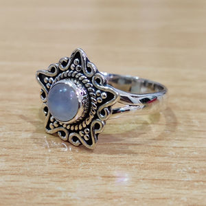 แหวนมูนสโตนทรงโซลิแทร์ชุบทองคำสีกุหลาบ น้ำหนัก 3.8 กรัม ประดับเพชรทรงแอสเชอร์แบบฝังขอบ สำหรับเป็นของขวัญ พร้อมอัญมณีธรรมชาติ - Product Image 1