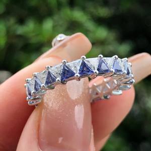Tringle Cut Blue and White Colored Moissanite Diamond Eternity Band Ring 925 Silver Vermeil Band para Partner Luxury Jewelry - Product Image 2