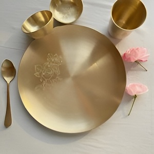 Ensemble de vaisselle élégant en laiton avec gravure, ustensiles de cuisine pour la maison, service de table, ensemble élégant au design Thali - Product Image 1
