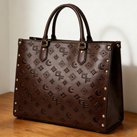 Sac à main en cuir PU pour femmes Sac à main d'été grande capacité Imperméable Sac à bandoulière Motif gaufré Détail rivet Logo personnalisé