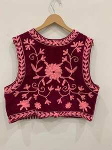 Chaleco bohemio de terciopelo bordado a mano estilo Suzani, chaleco indio, chaqueta corta, regalo para ella, atuendo de Acción de Gracias, chaqueta sin mangas - Product Image 2