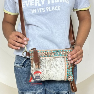 Bolso de Hombro Mini de Cuero Repujado Floral de Lujo, MOQ Bajo, Cuero Vacuno Genuino, Ligero, Bolso de Mano con Correa para Mujer - Product Image 1