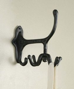 Crochets muraux en fer rustiques avec défilement classique détaillant parfait pour le stockage d'entrée dans les intérieurs à thème traditionnel - Product Image 2