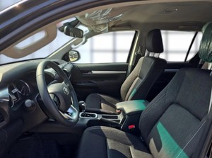¡Económico! Hilux Usado 2025 Doble Cabina Confort 4WD UPE 2755cc Automático Cuero |   Asientos Interiores de Tela para Camioneta, Lado Izquierdo - Product Image 3