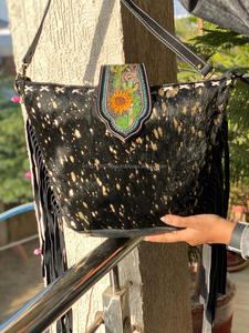 Nouvel arrivage de sac à main élégant en cuir de fourrure métallique PC pour femmes avec sac fourre-tout à franges en cuir sculpté repoussé à la main avec doublure en PU - Product Image 3