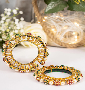 Bracelets en laiton émaillé rouge de style antique avec des motifs complexes en or, de petites perles et de pierres colorées, à des prix de gros. - Product Image 3