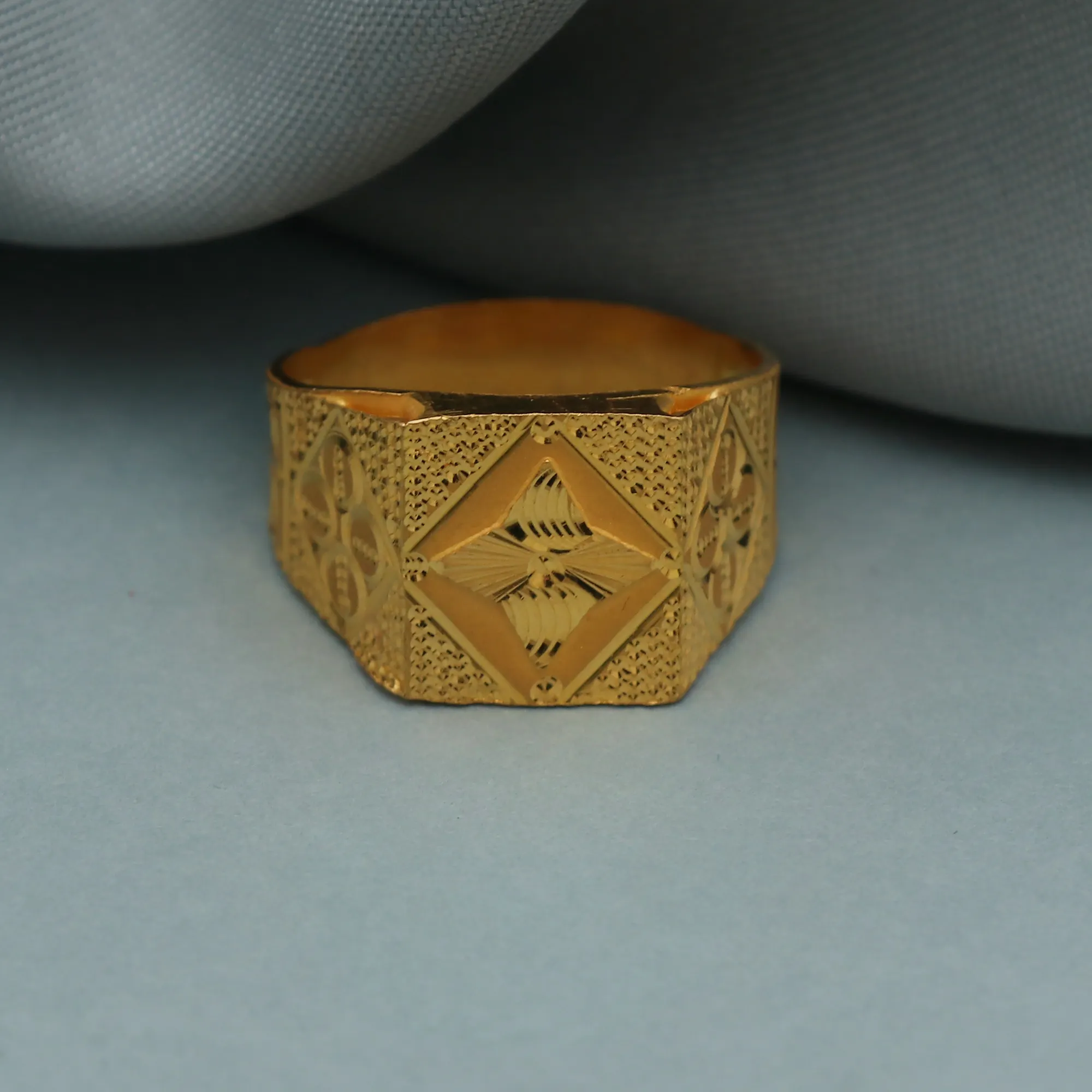 Kaufen Sie 22 Karat massives echtes Gold hand geschnitzte indische Handwerker Männer Gold Ring zum Verkauf feine Schmuck ringe von indischen Exporteuren