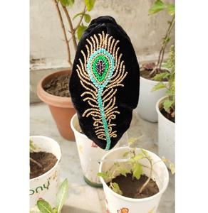 Bandeau en perles de rocaille délicatement conçu pour les femmes qui cherchent à ajouter de l'élégance faite à la main et du charme traditionnel à leur coiffure - Product Image 2