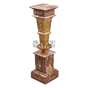 Base de Pedestal de Mármol Rojo Royal Rosso Levanto de Lujo con Detalles Ornamentales de Latón Dorado - Product Image 1