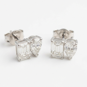 Boucles d'oreilles clous Toi et Moi en or blanc 18 carats avec émeraudes et diamants taille poire, diamants de laboratoire certifiés IGI, style classique, cadeau de mariage pour femme - Product Image 2