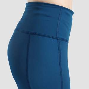 Pantalon de yoga Aero Flow turquoise en tissu tricoté respirant avec élasthanne, effet push-up, contrôle du ventre, fonction thermique et logo à la taille - Product Image 6