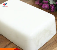 Base de savon à la glycérine hautement hydratante pour l'hydratation et le nettoyage de la peau, peut contenir des ingrédients tels que le beurre de karité et le lait de chèvre