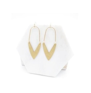 Pendientes de metal ligeros contemporáneos con patrones escultóricos minimalistas y un elegante acabado dorado para un aspecto elegante - Product Image 1
