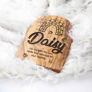 Placa Conmemorativa Ecológica para Mascotas - Tablero Pequeño de Madera de Olivo de Forma Irregular para Colgar en la Pared con Técnica de Corte - Product Image 4