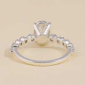 Anillo de Compromiso Solitario con Diamante Cultivado en Laboratorio, Elegante Forma Ovalada - Product Image 1