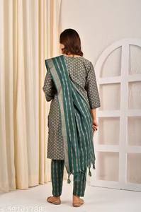 Ensemble Kurta de couleur verte pour femmes, vêtements ethniques de créateurs élégants, collection Kurti décontractée et festive en gros au meilleur prix - Product Image 2