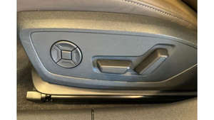 2025 A3 Premium Plus AWD d'occasion en excellent état avec moteur turbo 4L, pneus R18, sièges en cuir, régulateur de vitesse adaptatif, conduite à gauche - Product Image 3