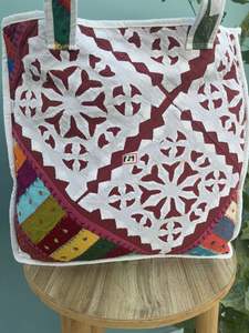 Sac fourre-tout matelassé en coton fait à la main pour femmes Patchwork à motifs personnalisés imprimé pour un usage quotidien et voyage-cadeau parfait - Product Image 2