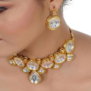 Ensemble de bijoux choker Kundan de style Bollywood classique, dernier cri, collier, boucles d'oreilles, aspect or, cristal, mariage, fiançailles - Product Image 3