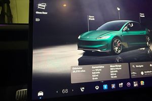 Véhicule à vendre : Berline 2024 à double moteur, transmission intégrale, pneus R18, revêtement extérieur vert, autonomie de 303 milles, toit ouvrant panoramique - Product Image 6