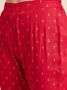 Conjunto Exclusivo de Kurti y Pantalones de Rayón Bordado con Cuello en V, Largo hasta la Rodilla, Corte Regular, Elegante, con Dupatta Pintada, Venta al Por Mayor - Product Image 5