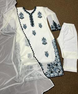 Fusion de mode: Style pakistanais Salwar Kameez - Fusion de styles traditionnels et modernes, créant une mode chic et élégante - Product Image 4