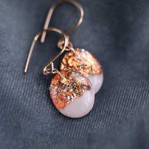 Boucles d'oreilles en résine de style ange de la meilleure qualité avec couleur et forme personnalisées Bijoux à la mode à usage quotidien - Product Image 1