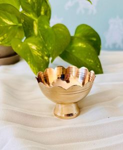 Cuenco de latón de tamaño mediano con lados en relieve y base duradera, ideal para rellenos decorativos o servir frutas - Product Image 5