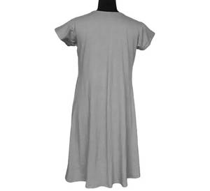 Robe de couleur grise teinte unie à col en V Robe longueur genou manches courtes style décontracté vêtements de plage Robe pour maternité femmes à un prix abordable - Product Image 1