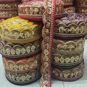 Bordes de encaje bordados inspirados en la herencia hechos a medida para uso étnico y festivales en diseños florales y geométricos - Product Image 2