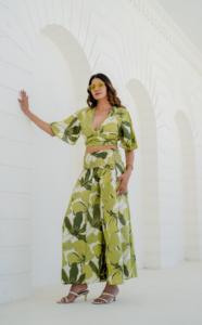 Ensemble deux pièces floral vert lime, crop top et pantalon large, tenue d'été assortie, imprimé botanique tendance pour les vacances - Product Image 4