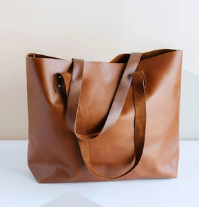 Bolso de mano de cuero color canela para mujer, un bolso tote rectangular clásico con un bolsillo frontal, disponible a precios de mayoreo ahora. - Product Image 3