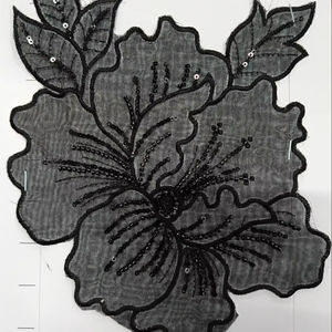 Encaje bordado floral colorido vibrante con diseño intrincado para moda, artesanía y decoración del hogar - Product Image 1