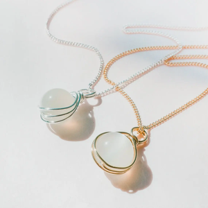 Pendentif vintage en pierres précieuses mélangées, forme de boule en laiton métallique, 10 mm, bijoux tendance faits à la main pour un cadeau d'anniversaire - Product Image 5